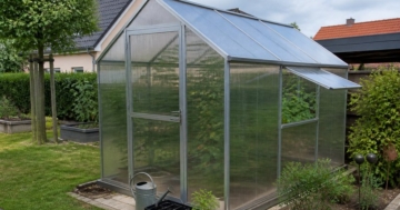 Gewächshaus aus Aluminium mit Hohlkammerplatten im Garten