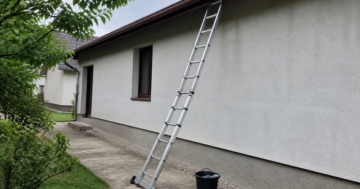 Ausziehleiter an der Hauswand angelehnt